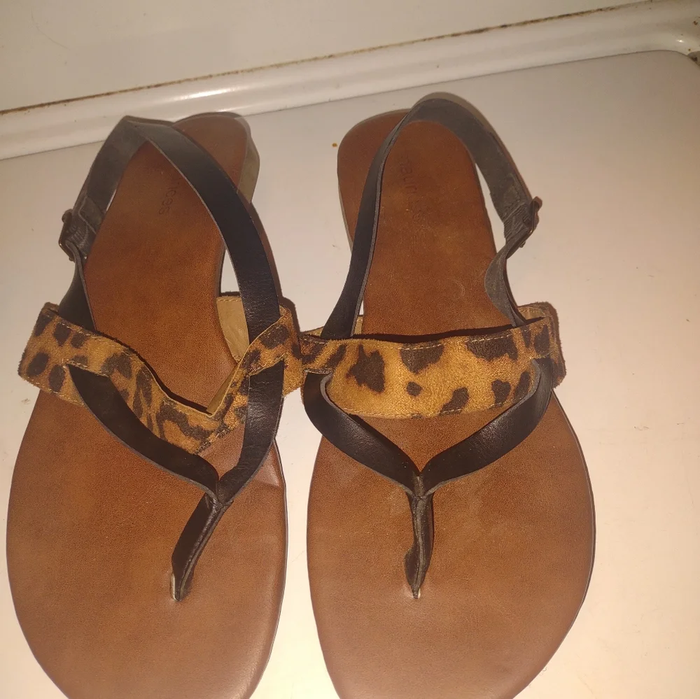 Woman's Maurices Slingback Flat Sandles Leopard Brown Buckle Strap size 9